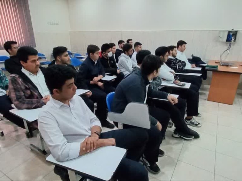نشست صمیمانه مدیر دبیرستان به همراه مشاور مربوطه با دانش آموزان برتر پایه دوازدهم